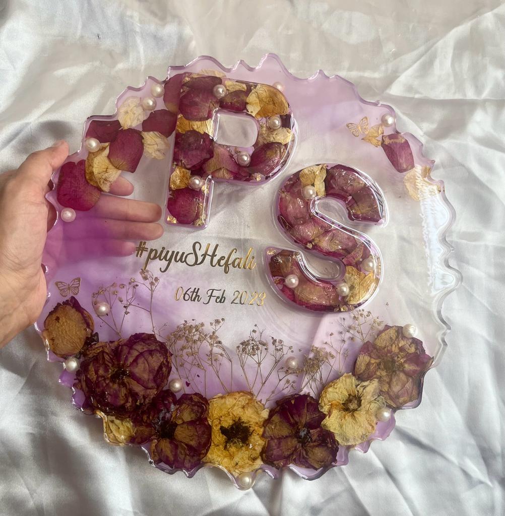 Rose Eternity: Zigzag Circle Frame with Couple's Initials