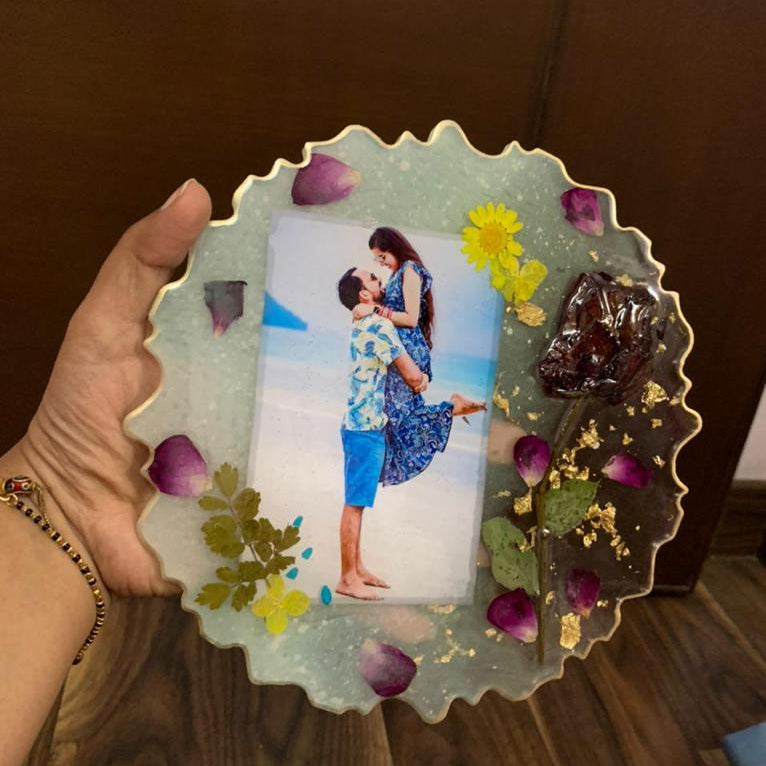 Petal Swirl: Resin Round Zigzag Flower Memory Frame