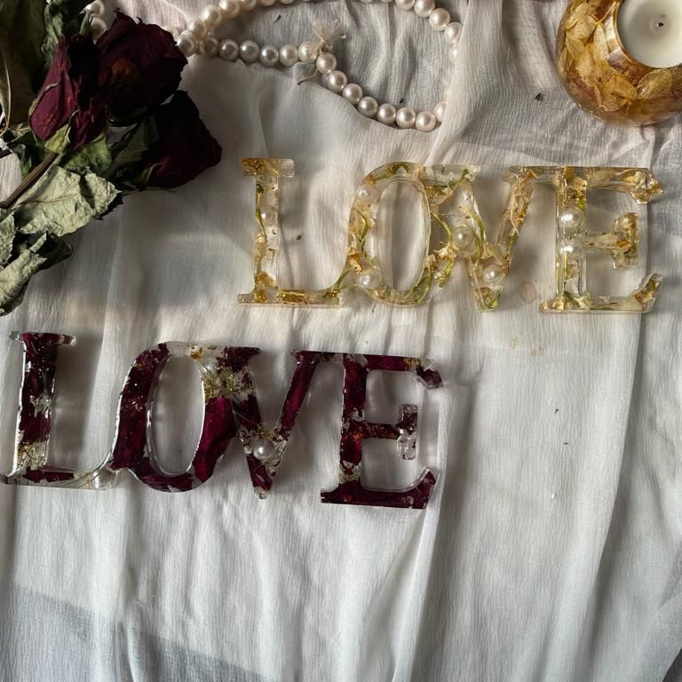 Sentimental Blooms: Resin Love Letter Sign with Immortalized Petals