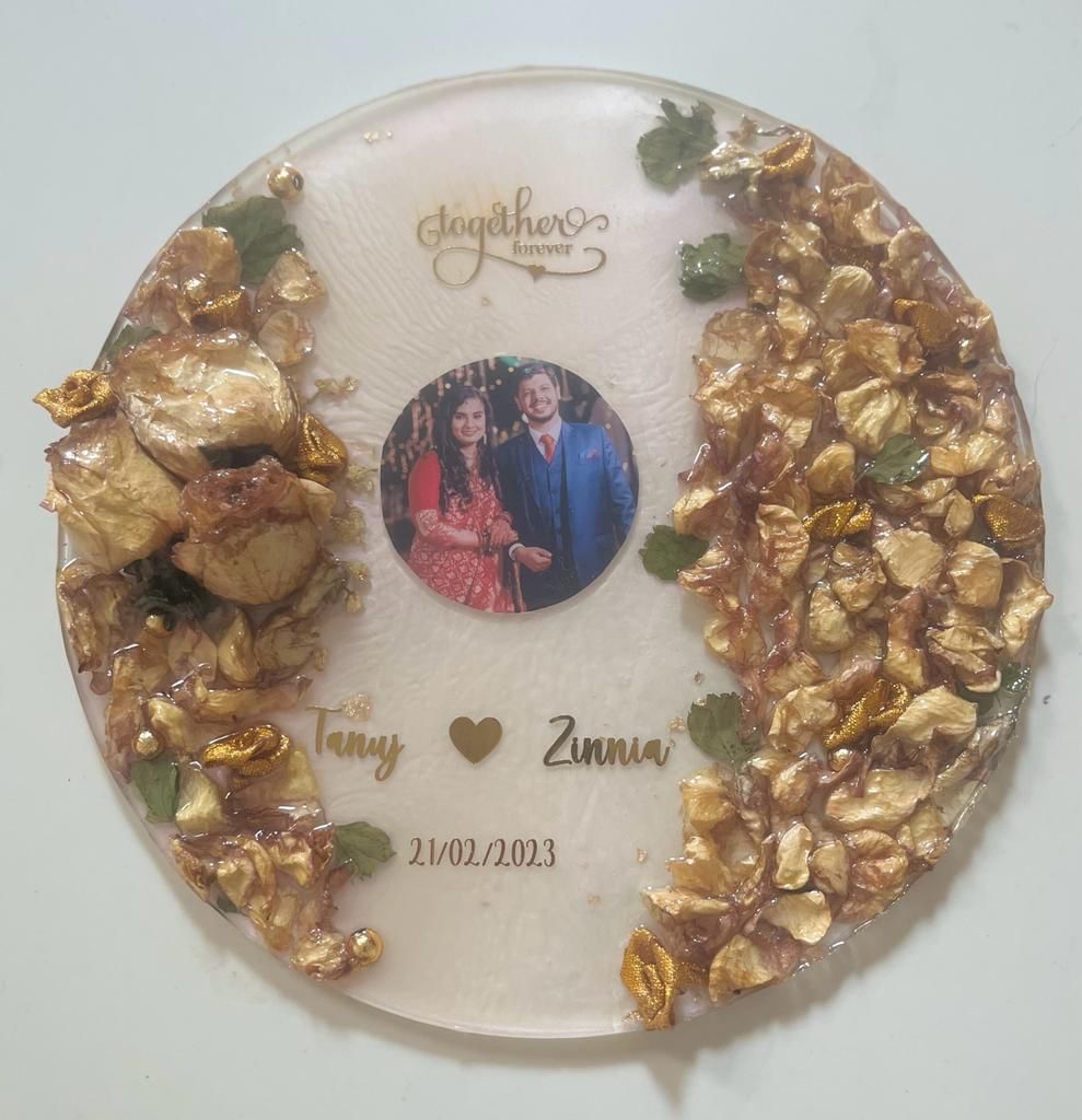 Romantic Garden Treasures: Resin Couple Flowers Preserved Frame