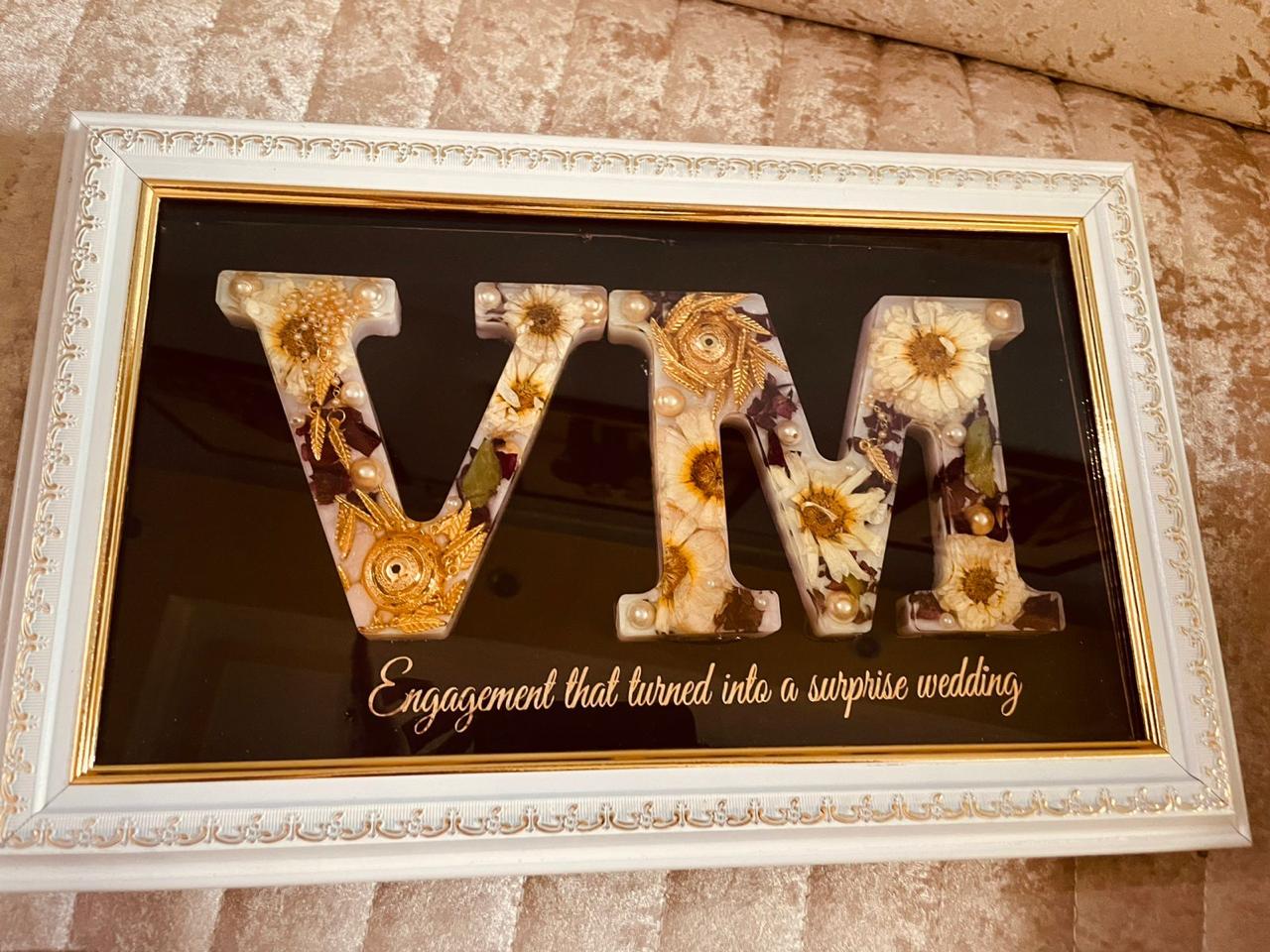 V and M Elegance Resin Frame