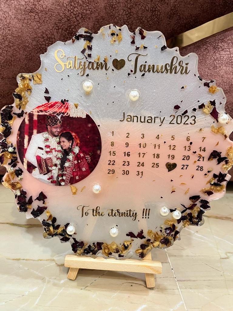 Varmala Vortex Resin Round Table Top with Couples Image and Wedding Month Calendar