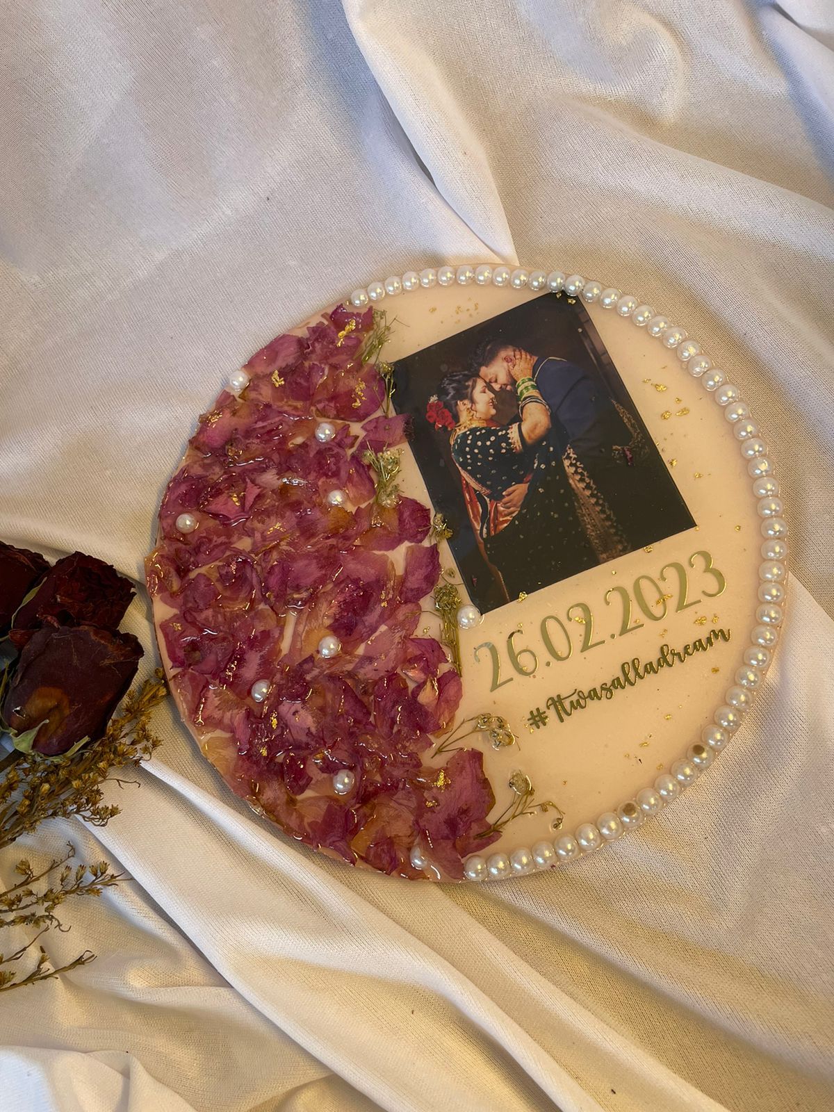 Pearl-Adorned Love Circle: Personalized Couple Resin Flower Preservation