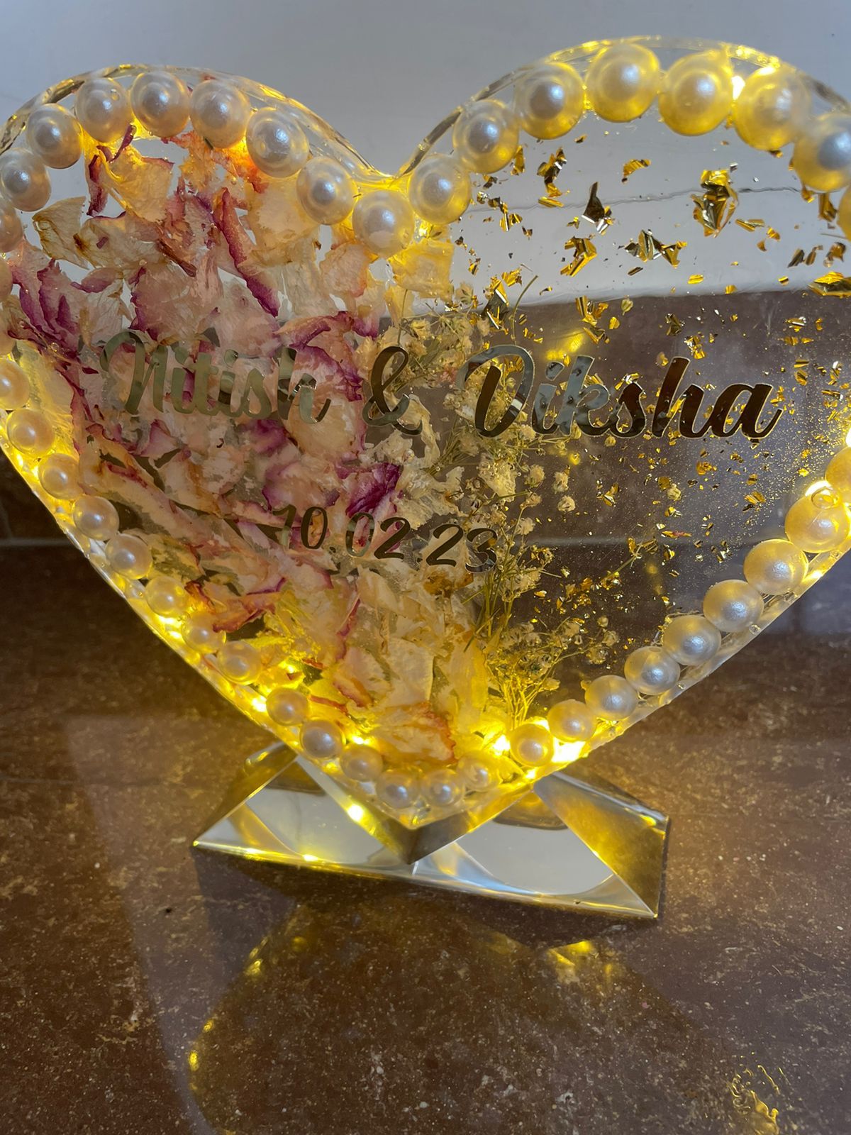 Shimmering Affection: Clear Heart-Shaped Flower Preservation with Pearls, Light, and Stand