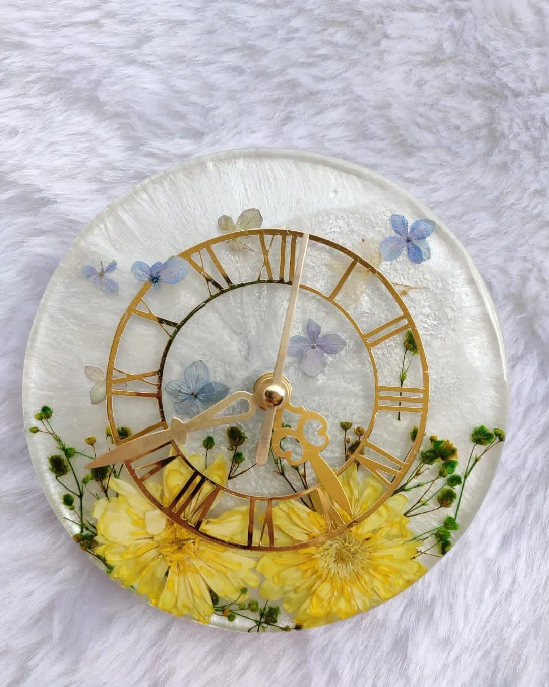 Vibrant Vines: Funky Resin Flower Preservation Clock