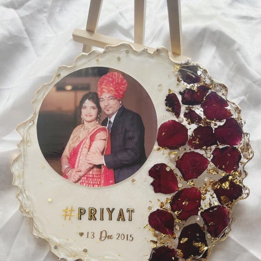 Everlasting Petals: Round Tabletop Resin Flower Preservation with Picture