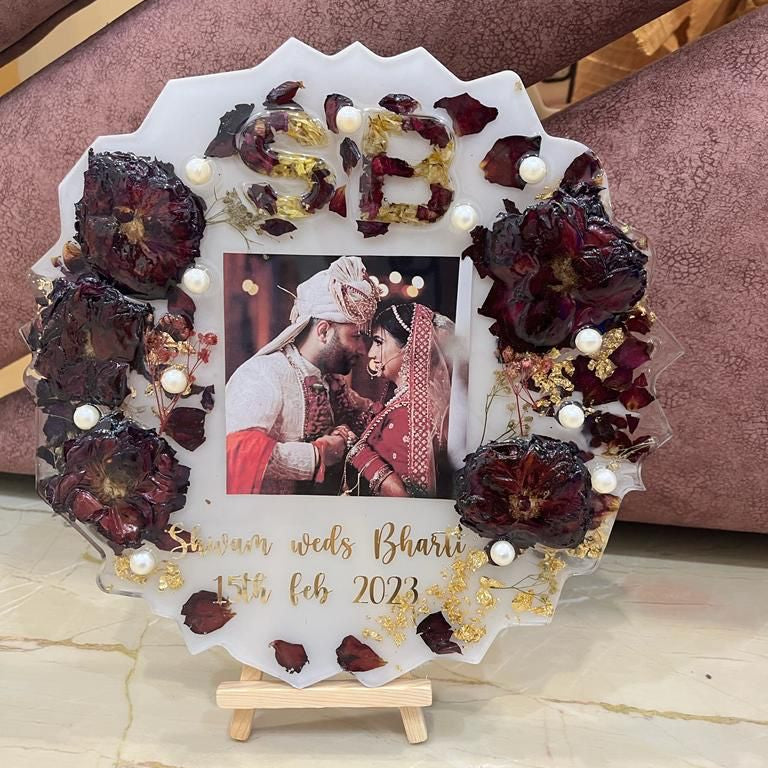 Love's Timeless Frame: Resin Varmala Tabletop Delight