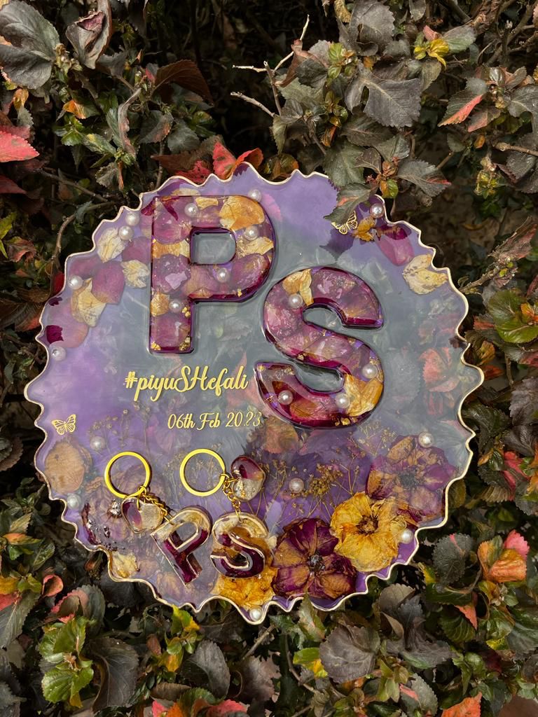 Rose Eternity: Zigzag Circle Frame with Couple's Initials