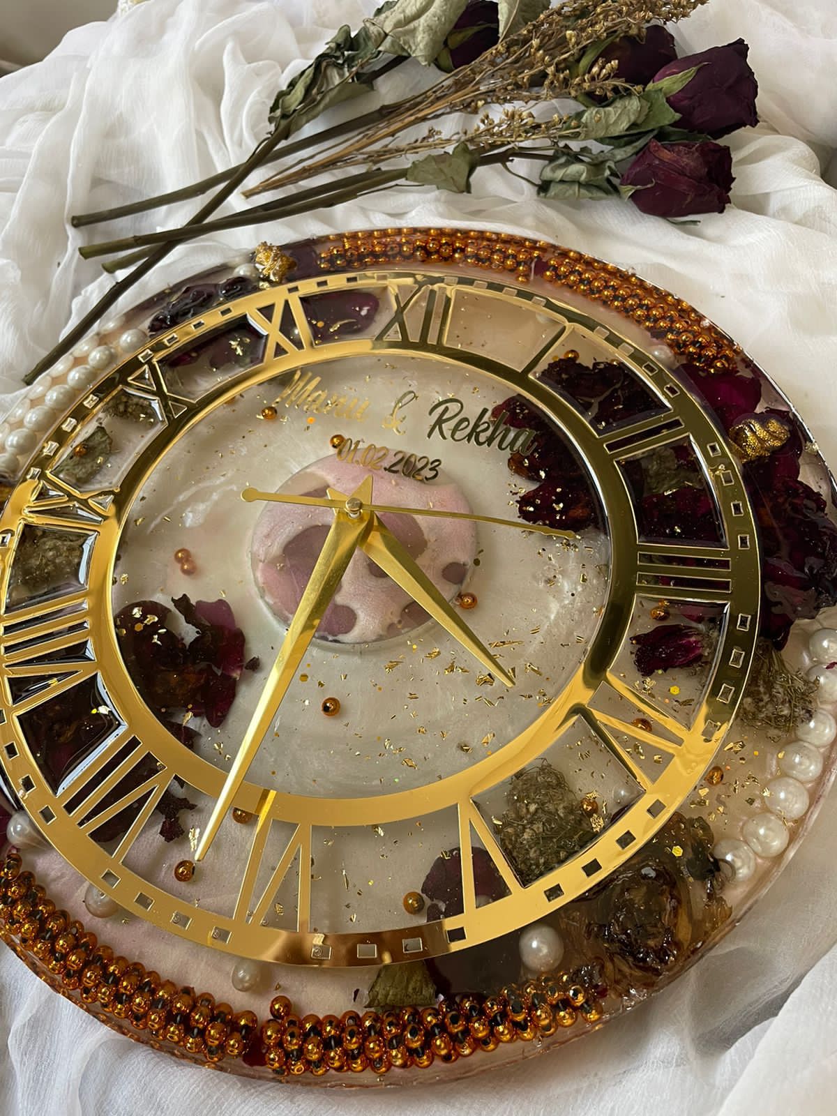 Floral Timekeepers: Personalized Flowers Preserved Clock with Couples' Name