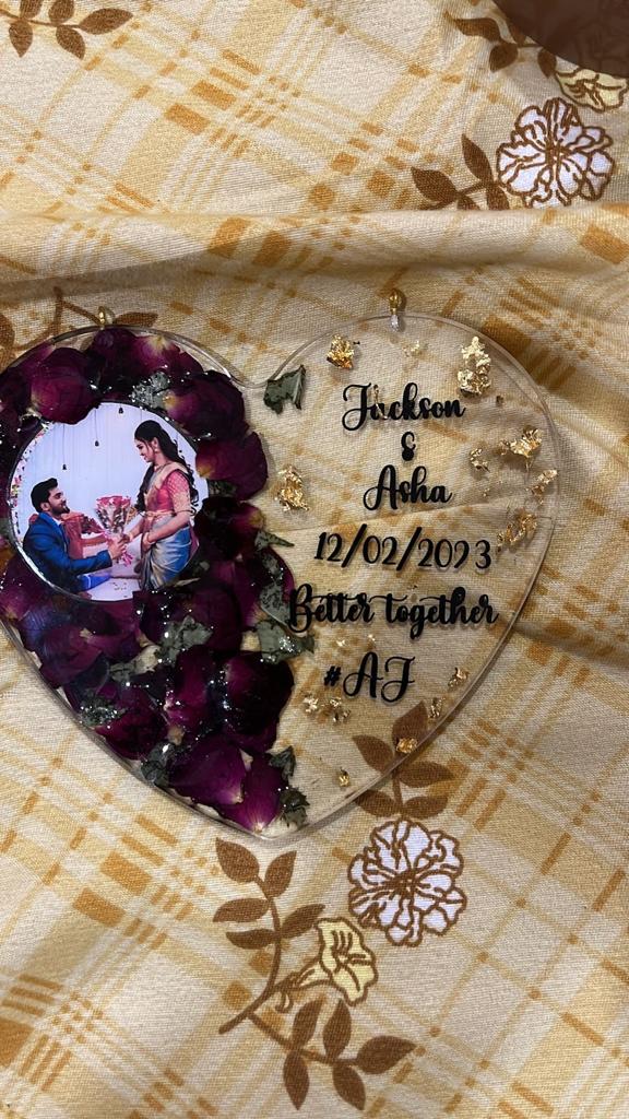 Vibrant Reflections: LED Hanging Heart with Picture in Wooden Frame