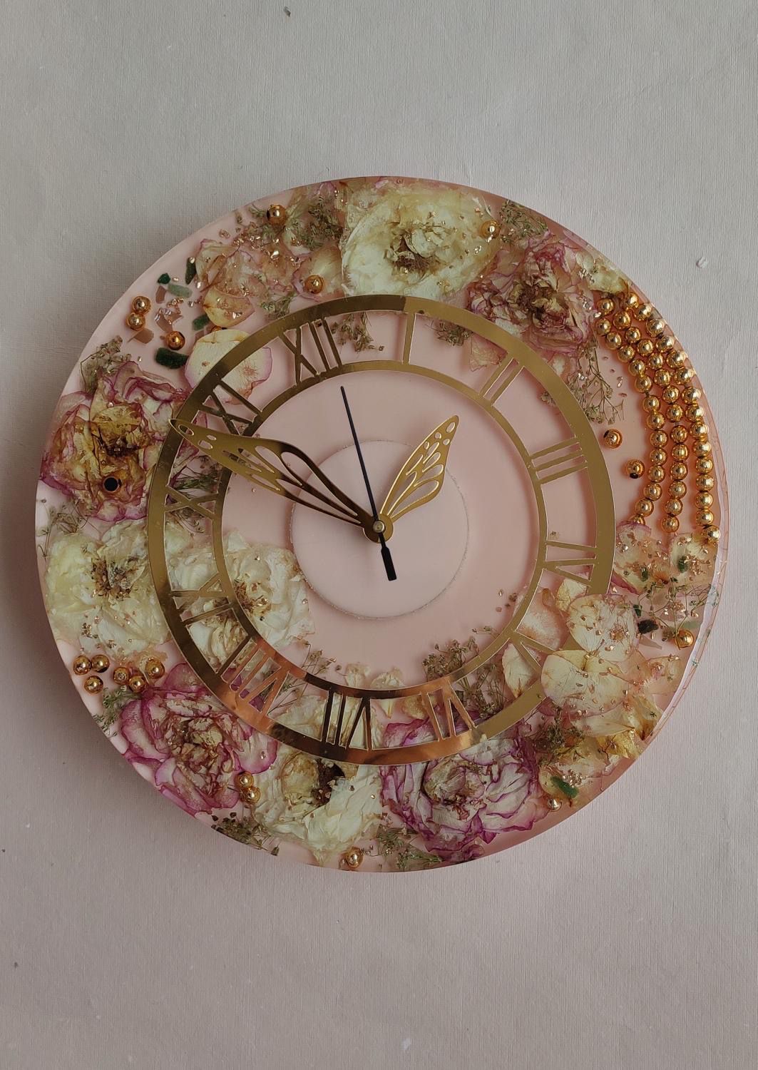 Floral Luminosity: Quirky Resin Clock Illuminated with Preserved Flowers and Pearlescent Radiance