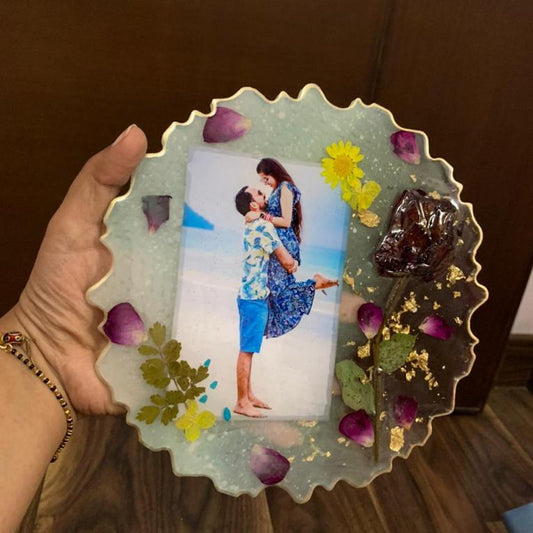 Petal Swirl: Resin Round Zigzag Flower Memory Frame