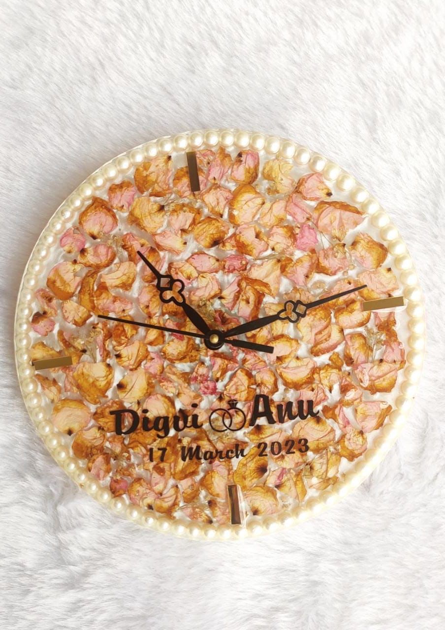 Pearlescent Blooms: Preserved Flower Resin Wall Clock (Round Shape)