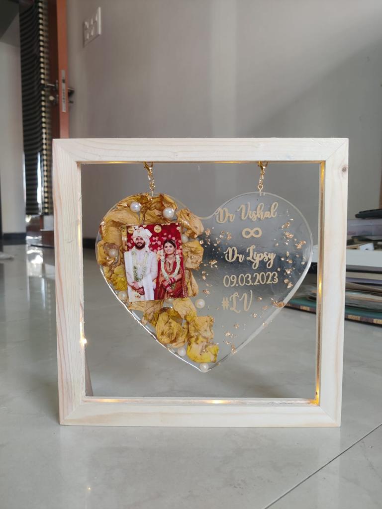Vibrant Reflections: LED Hanging Heart with Picture in Wooden Frame