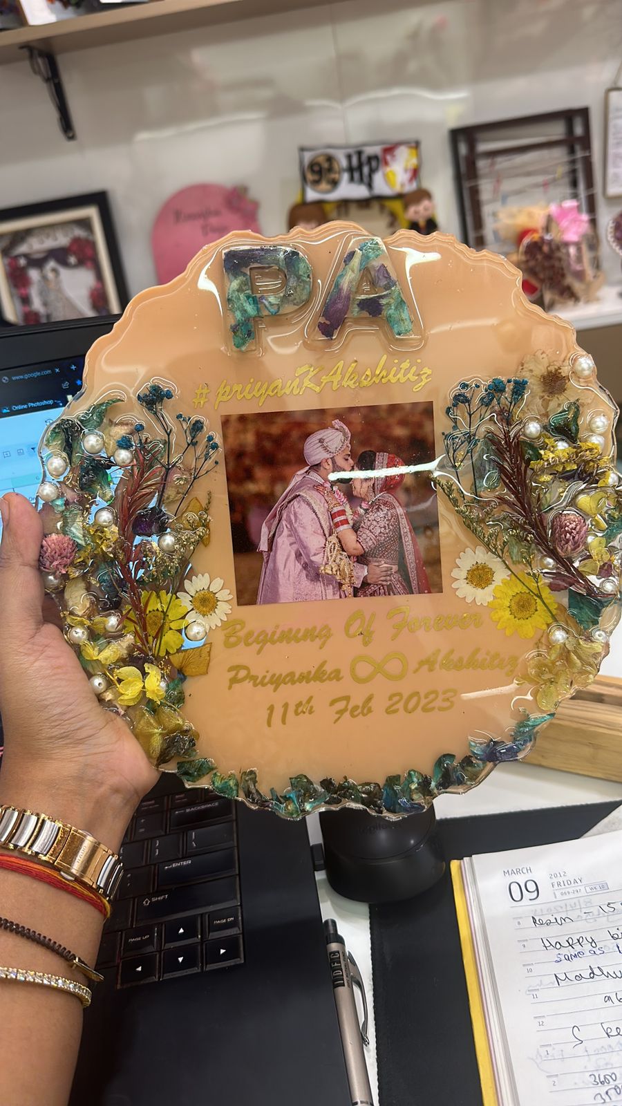 Timeless Love: Resin Flower Preservation with Couples' Picture