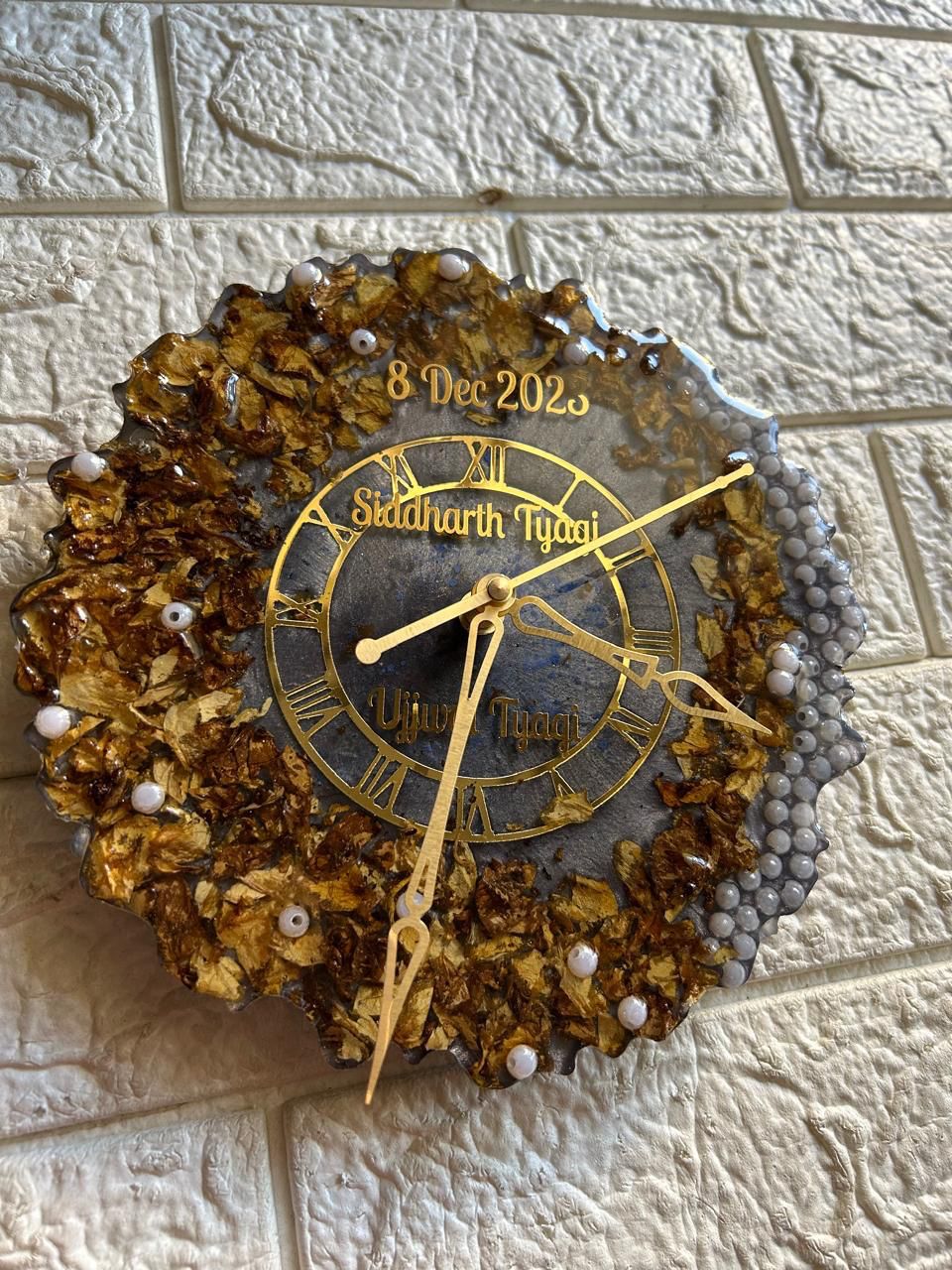 Personalized Resin Clock with Gold Flakes and Decorative Elements