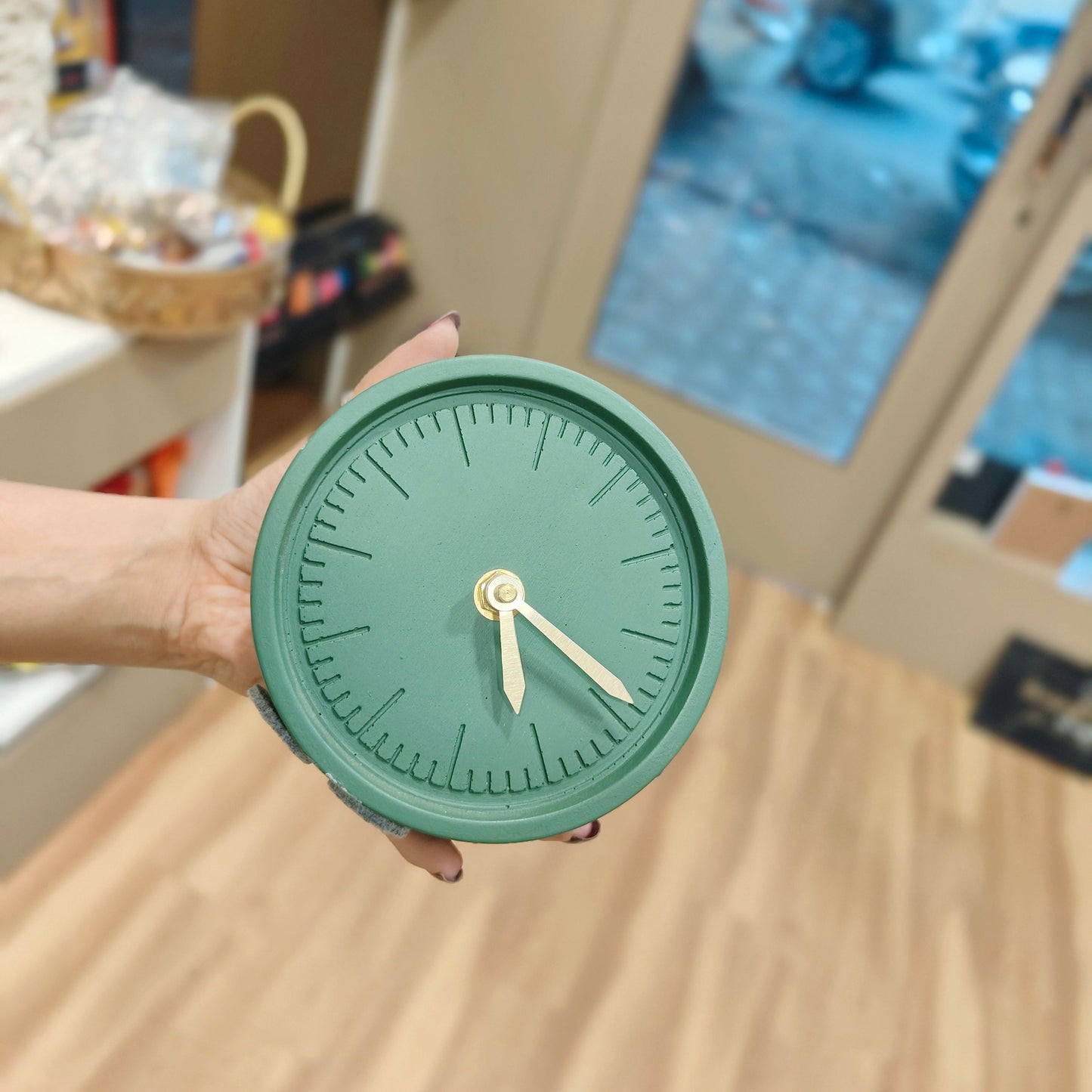 Handcrafted Round Concrete Desk Clock