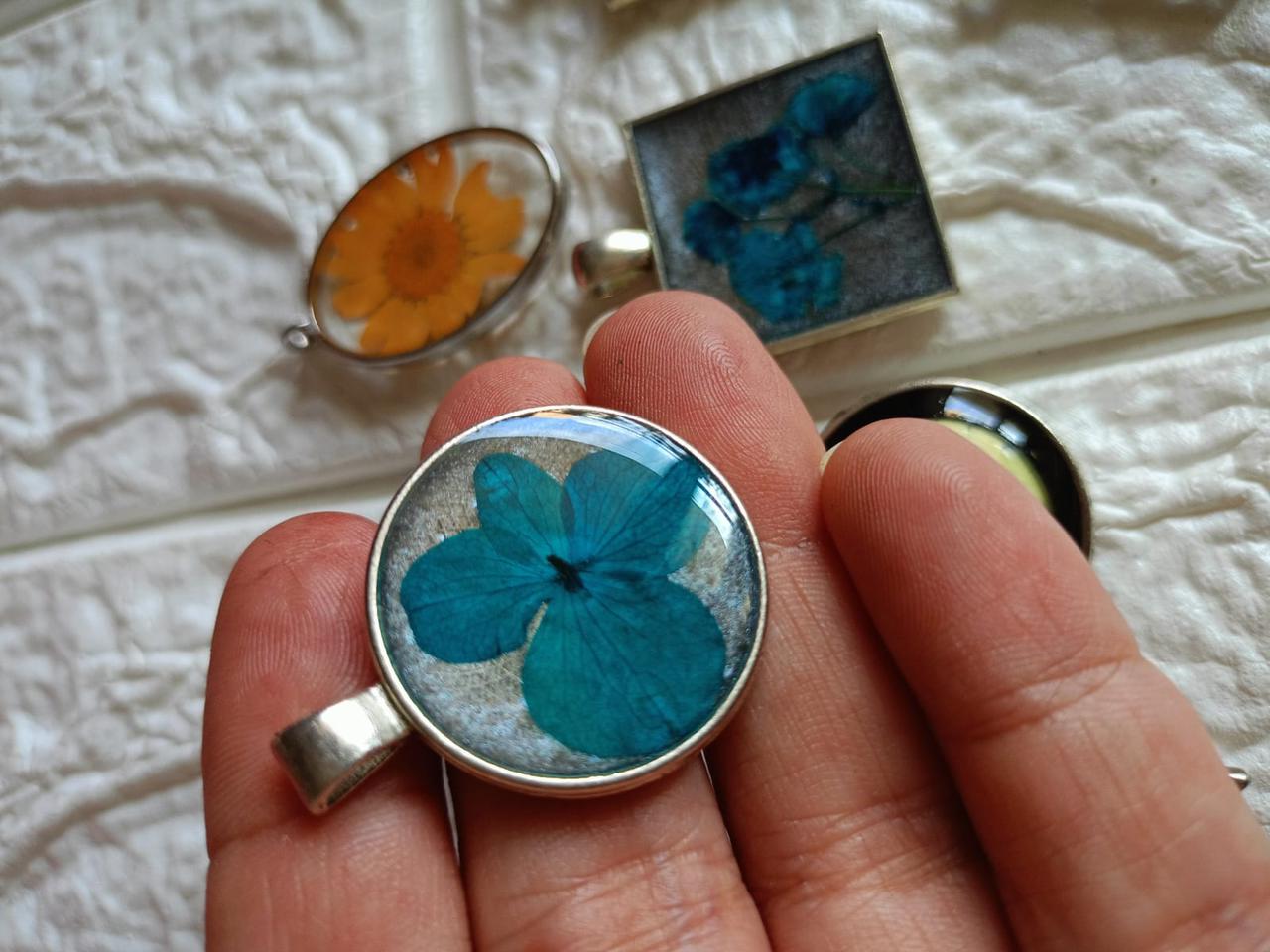 Resin Circle Shaped Pendant with  Blue Flower Inclusion