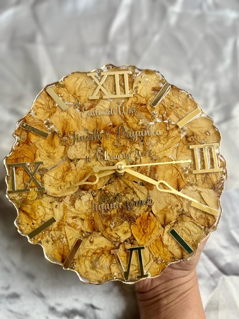 Enchanting Nostalgia: Vintage Resin Flower Preserved Clock