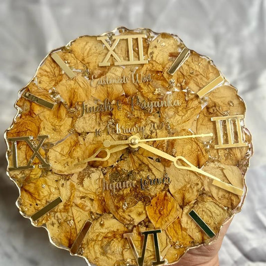 Enchanting Nostalgia: Vintage Resin Flower Preserved Clock