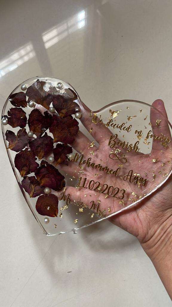 Rose of Devotion: Heart-Shaped Resin Rose Preservation with Customized Names