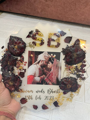 Zesty Zigzags: Resin Flower Preservation in Circle Frame