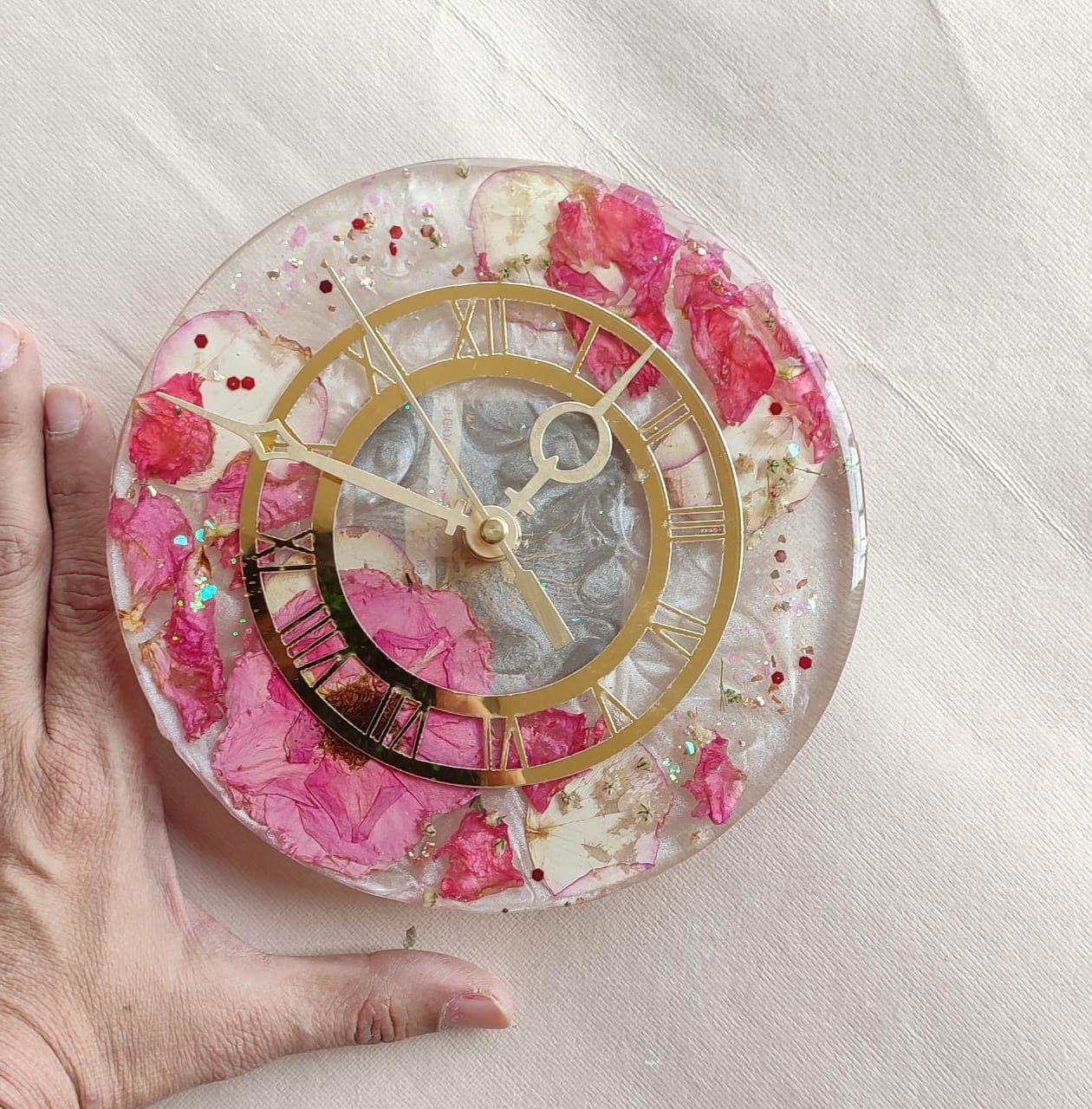 Nature's Tick-Tock: Resin Floral Preservation Timepiece