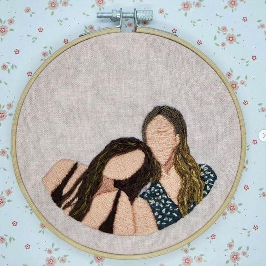 Threaded Elegance Hoop: A Tribute to Feminine Grace